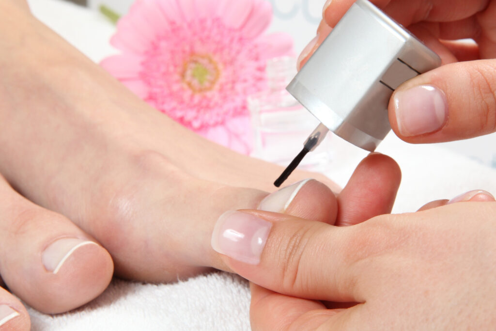 Lackieren der Zehnägel